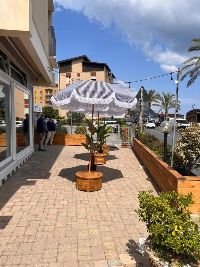 Hotel Jolly Roger Pietra Ligure Extérieur photo