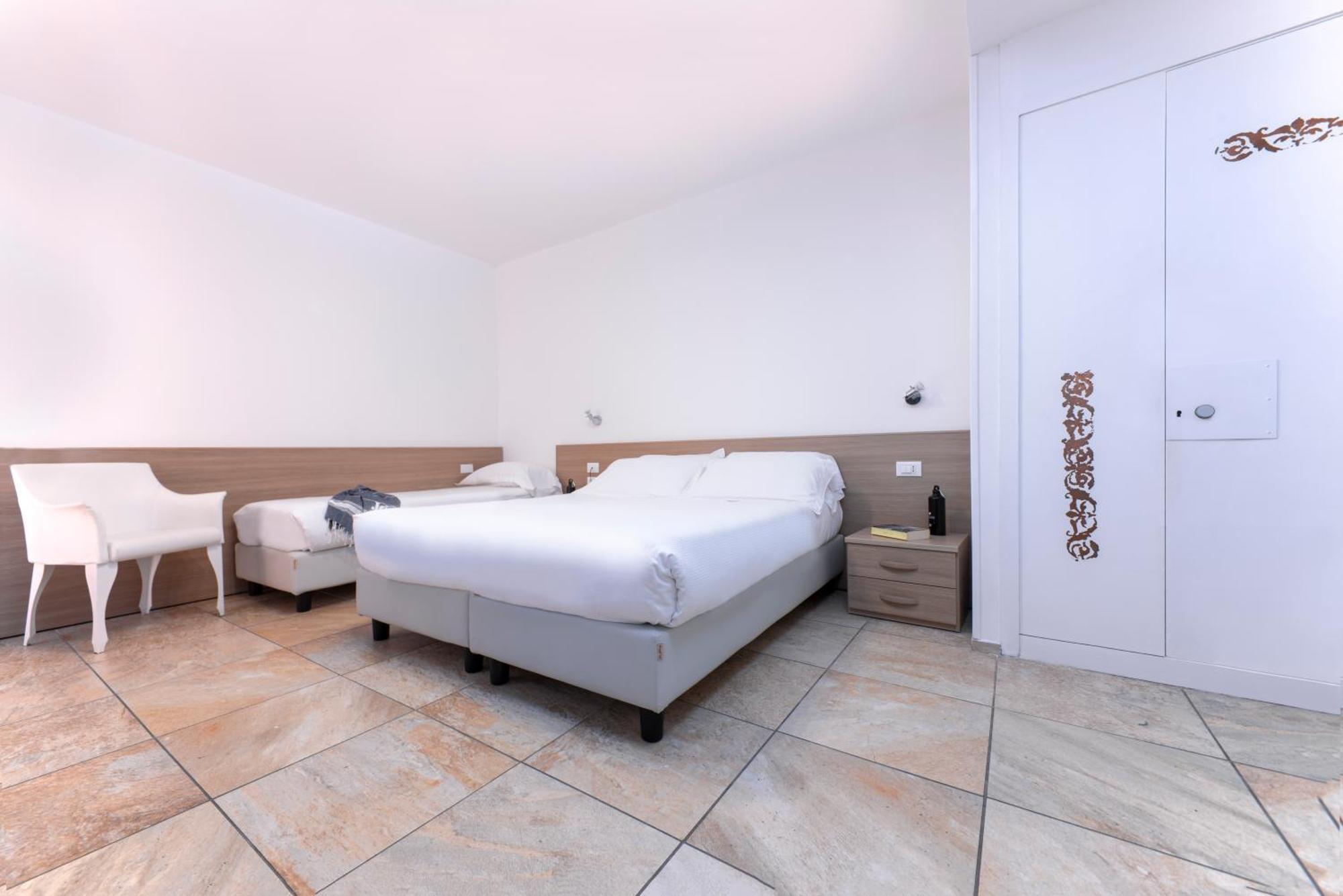 Hotel Jolly Roger Pietra Ligure Extérieur photo