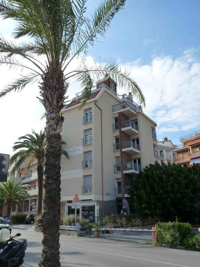 Hotel Jolly Roger Pietra Ligure Extérieur photo